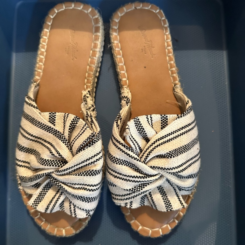 Universal Thread Sandals